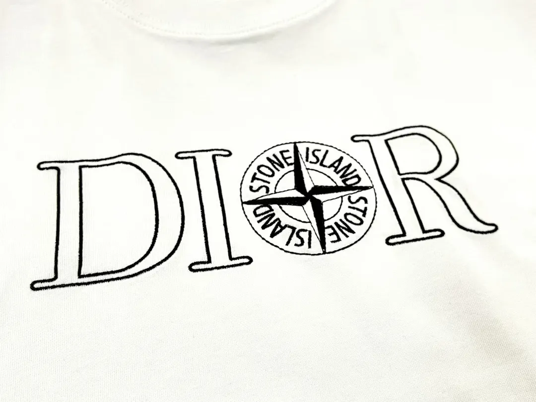 W683#P110💰 2025🆕 Stone lsland/Stone Island joint Dior chest logo printed short-sleeved T-shirt ⚠️[Original creation with high control of details] -Made of 260g combed cotton double yarn, soft and comfortable to the touch, sweat-absorbent and breathable. -Simple basic and versatile style, original quality, the first choice for couples. -Made by a large factory, four needles and five threads on the shoulder, neat routing, high quality workmanship. -Same style for men and women, very versatile, one piece for everyone, details are clearly visible. Color: Black White Size: M L